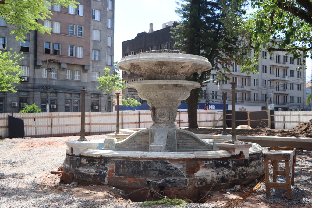 Galeria de imagens: Em paralelo, a equipe liderada pelo professor Juan Amoretti faz a restauração do chafariz e do coreto da Praça