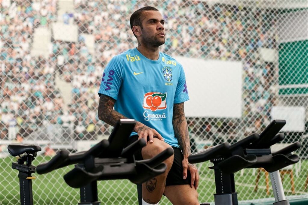 Daniel Alves é condenado a 4 anos e meio de prisão por agressão sexual em Barcelona; defesa irá recorrer da decisão