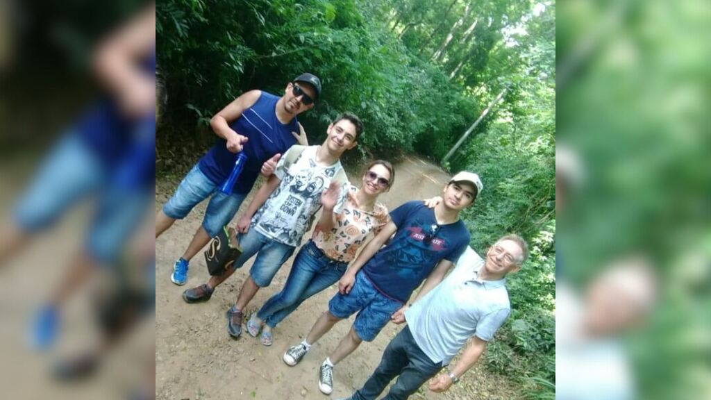 Foto: Arquivo Pessoal - José junto dos filhos Michele, Maiquel, Micael e Michel.