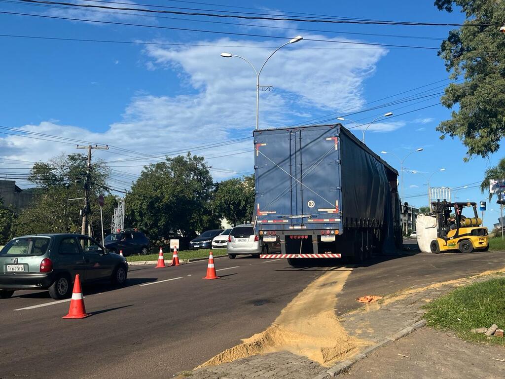 Carga de carreta tomba em rotatória movimentada de Santa Maria