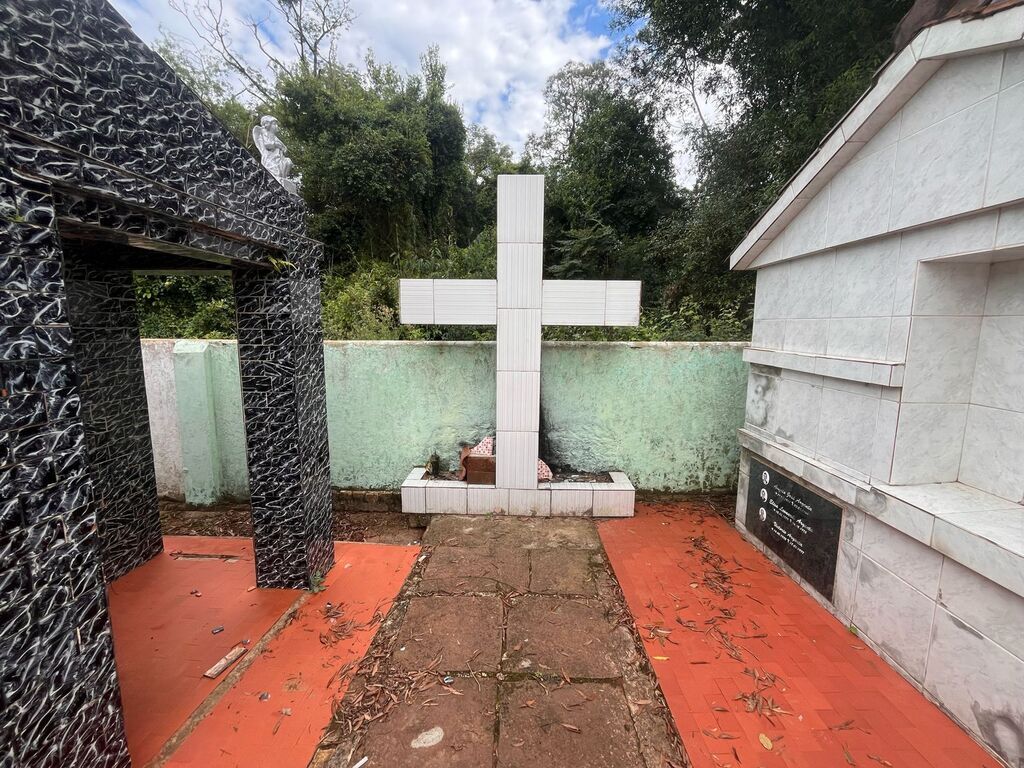 Foto: Rafael Menezes (Bei) - Zilda Correa Bittencourt, 58 anos, morreu devido a agressões que teria sofrido dentro do Cemitério da Colônia Antão. Vítima chegou a ser amarrada na cruz principal do local