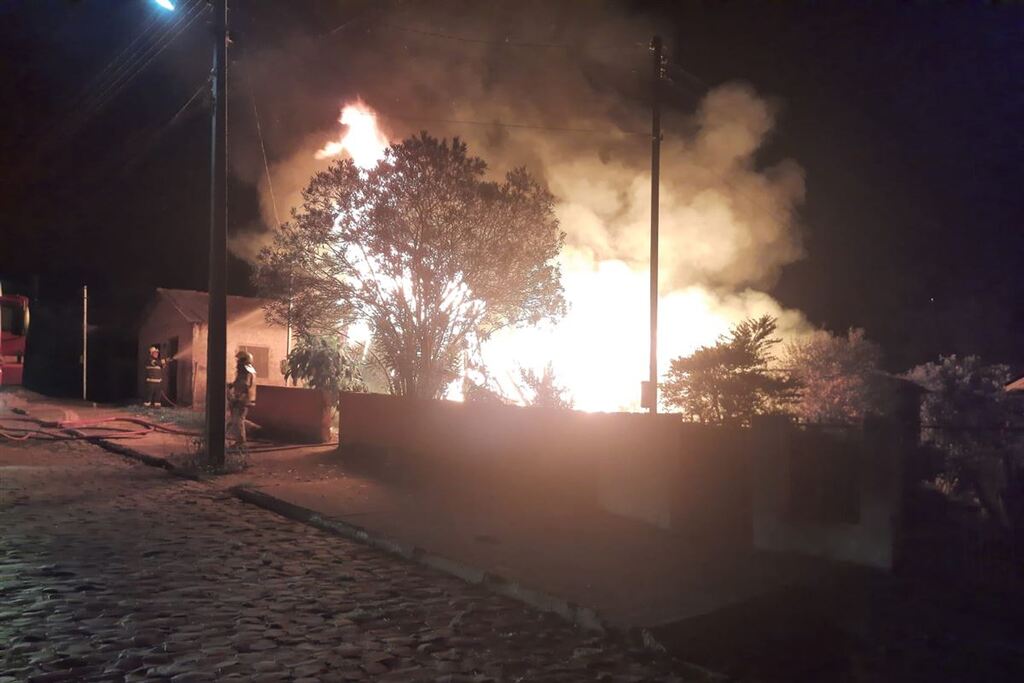 Incêndio criminoso destrói duas residências em Restinga Sêca Incêndio criminoso destrói duas residências em Restinga Sêca
