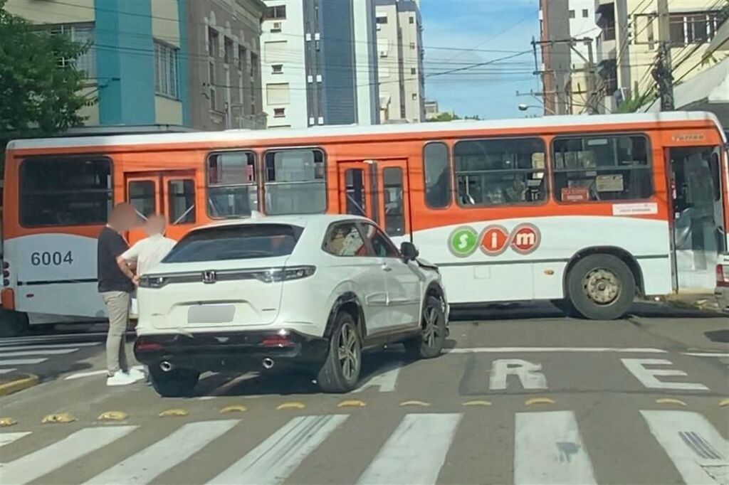 título imagem Motorista de 92 anos que estava indo renovar a CNH se envolve em acidente no Centro de Santa Maria