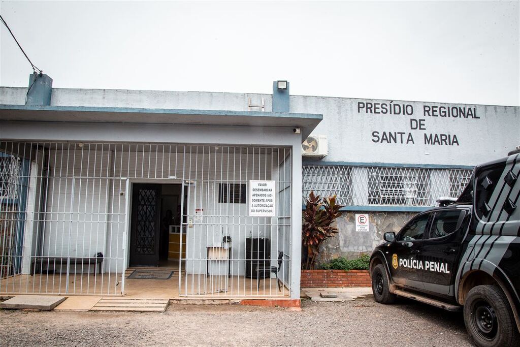 título imagem Mulher é presa com revólver escondido entre os seios em Santa Maria