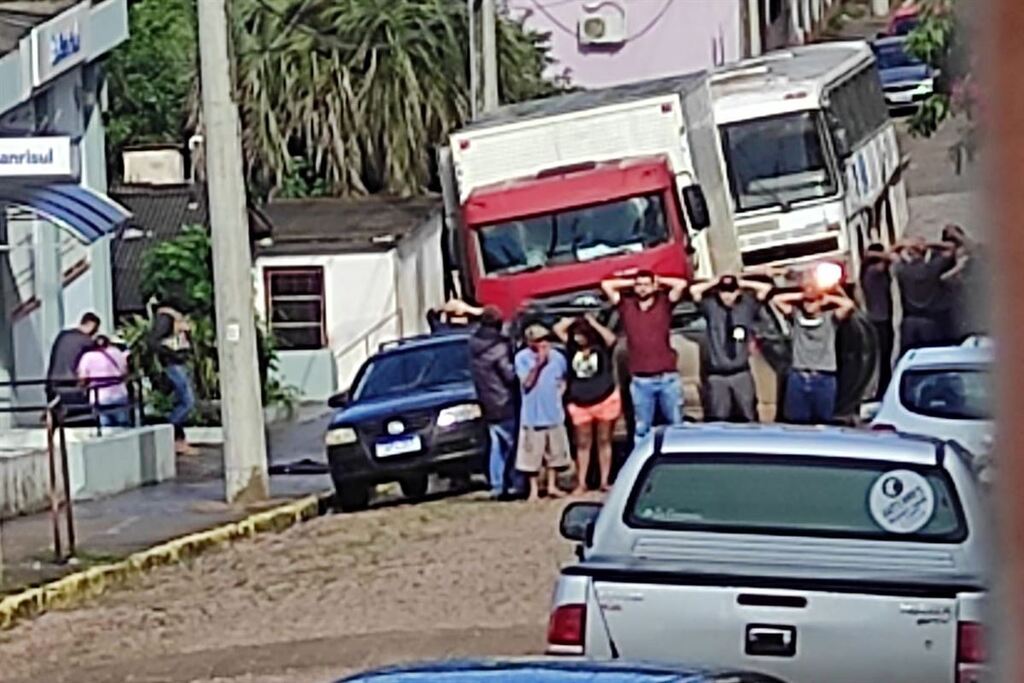 título imagem Homem é condenado a mais de 50 anos de prisão por assalto a banco e tentativa de latrocínio na região