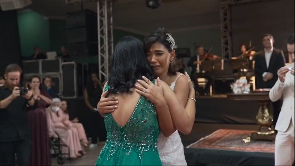 título imagem Após cura de leucemia por transplante de medula 100% compatível, doadora e receptora se conhecem em festa de casamento
