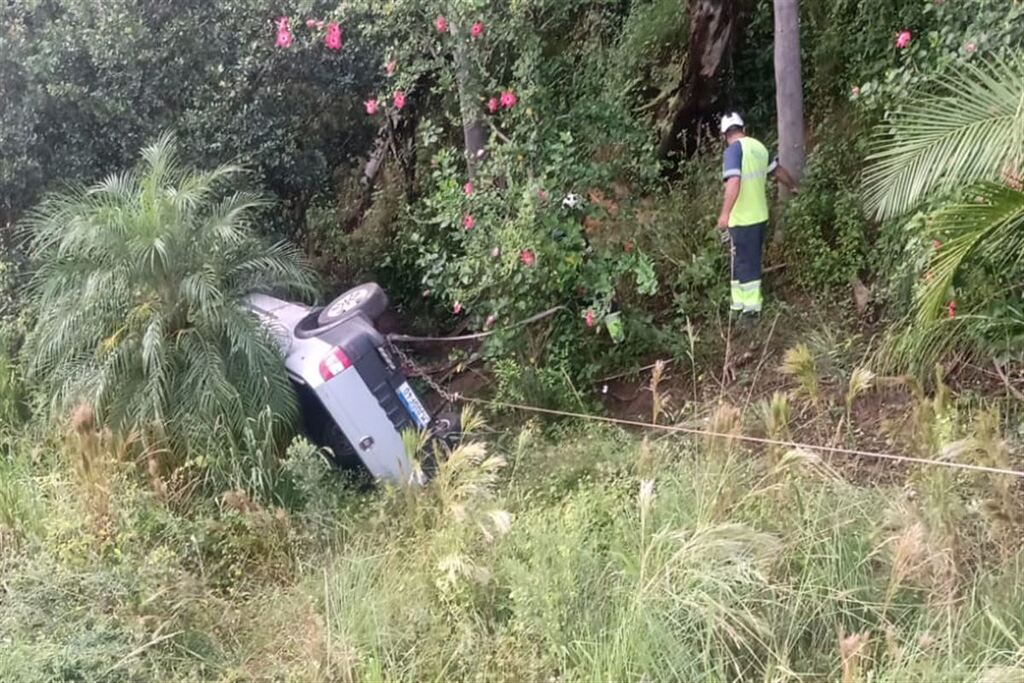 Galeria de imagens: Com o impacto, veículo perdeu o controle e saiu da pista