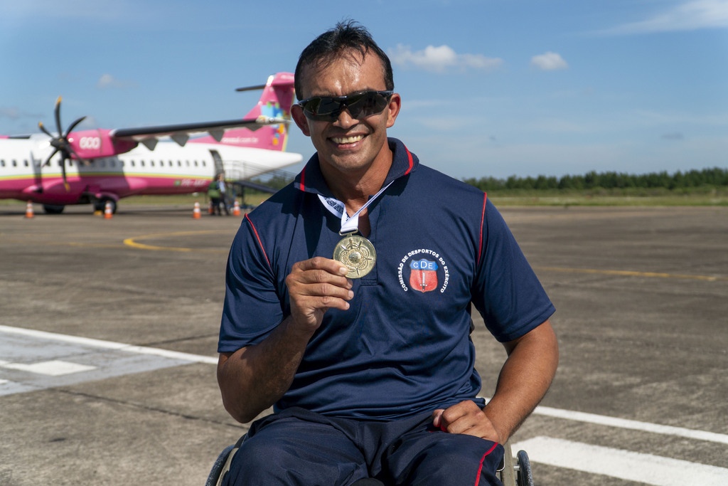 título imagem Ouro em competição internacional, paratleta Denilson Souza é recebido com festa em Santa Maria