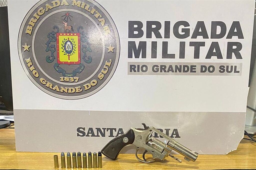 Adolescente é apreendido com arma, munições e droga no bairro Itararé em Santa Maria Adolescente é apreendido com arma, munições e droga no bairro Itararé em Santa Maria
