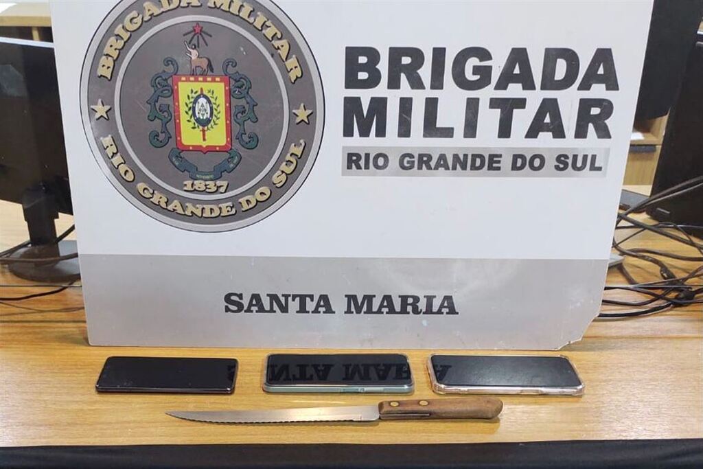 Galeria de imagens: Além do celular da vítima, outros dois aparelhos sem procedência foram apreendidos com o suspeito, além da faca utilizada no crime