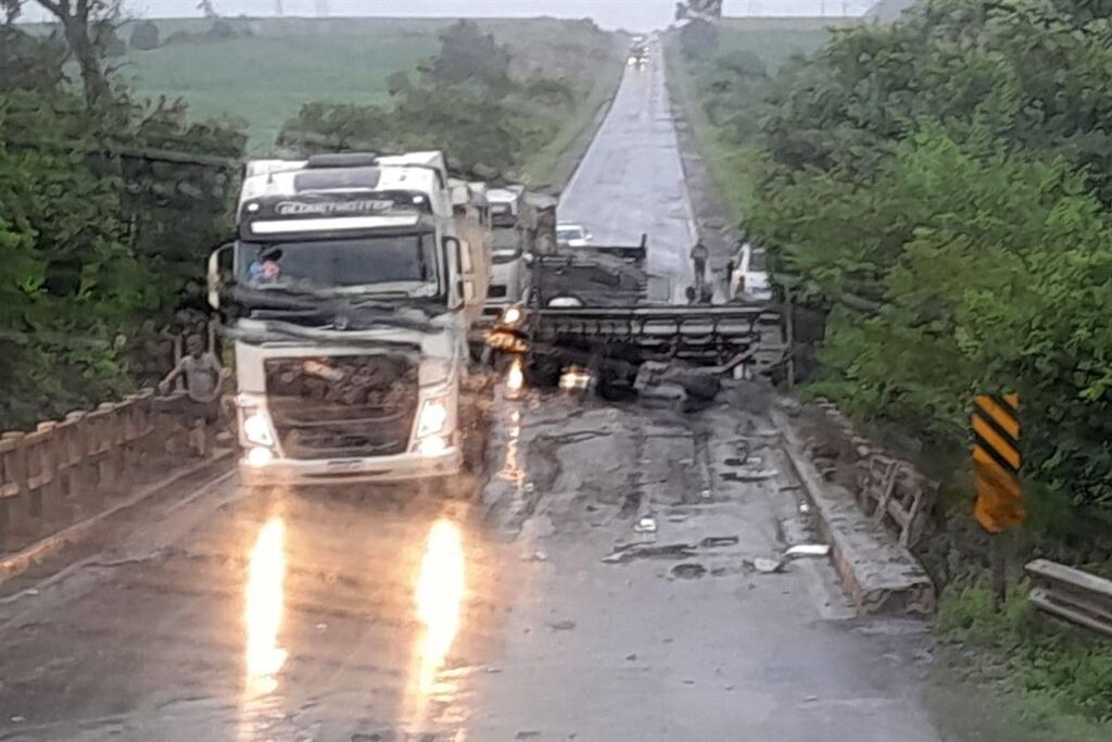 título imagem Dois acidentes são registrados na manhã desta segunda-feira na BR-158 na região