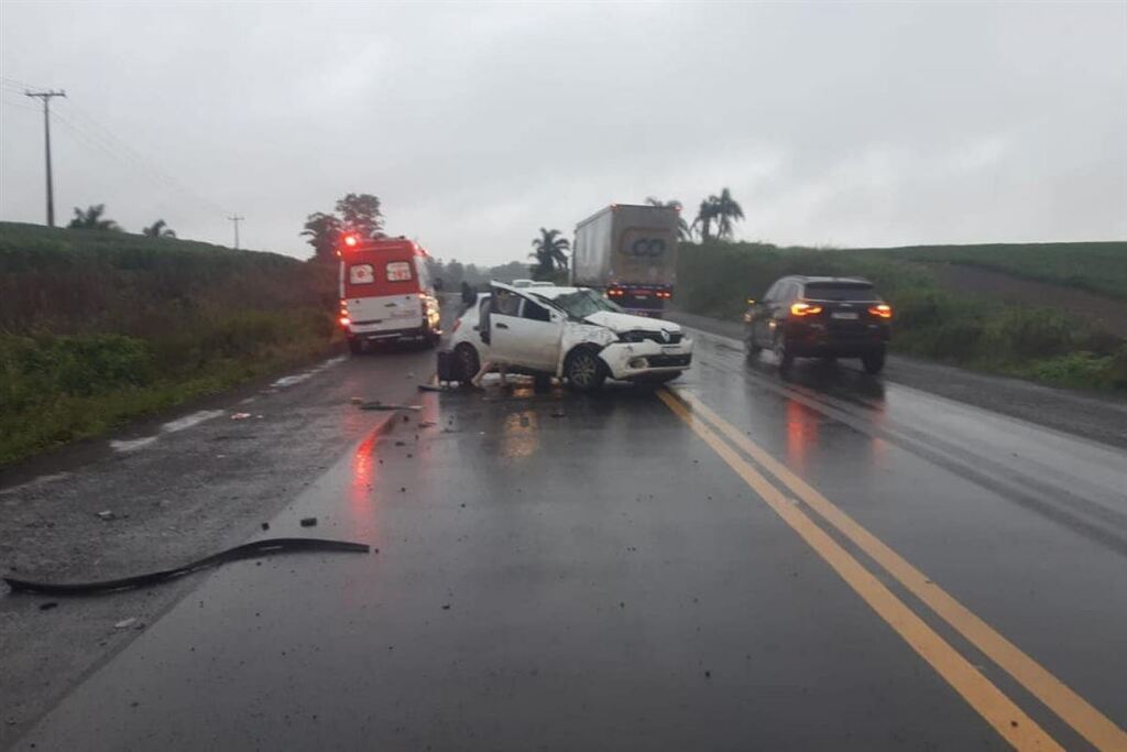 Galeria de imagens: Renault Kwid saiu da pista, bateu em um barranco, capotou e parou no meio da BR-158