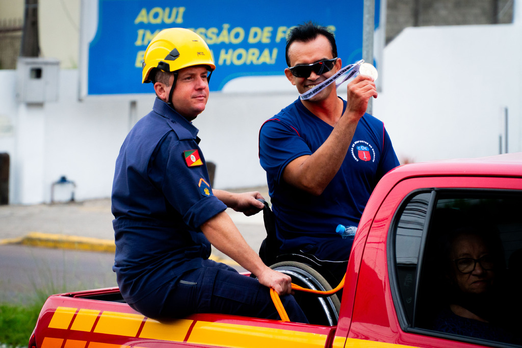 título imagem Após ouro em competição mundial, paratleta Denilson Souza é homenageado em carreata pelas ruas de Santa Maria