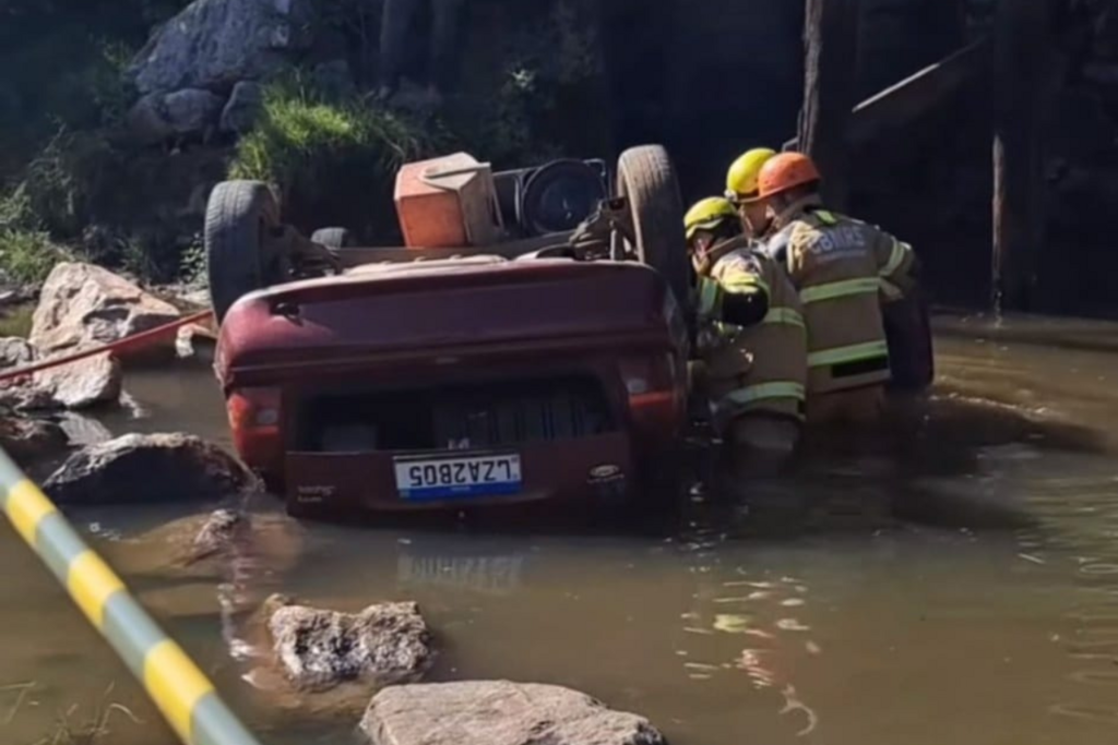 Casal de idosos da região morre após carro cair de ponte