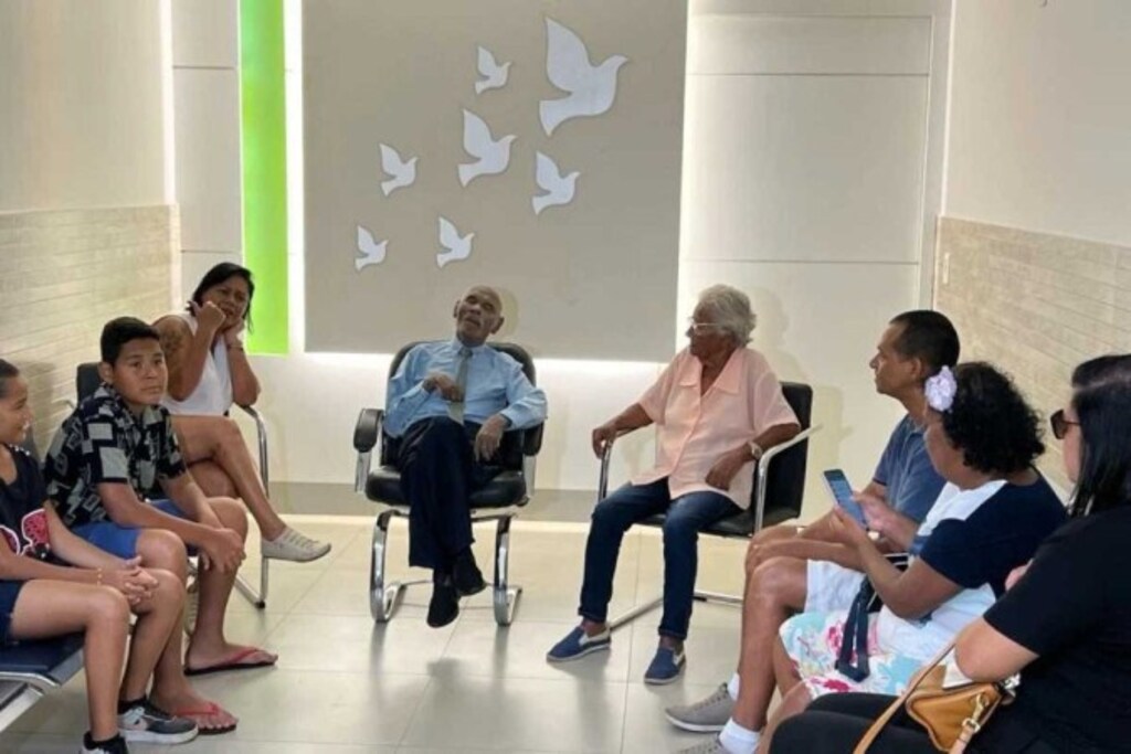 Idoso é velado sentado e fato inusitado chama a atenção
