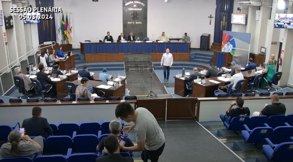 título imagem Praças públicas dominam debate no Legislativo, suplente assume e nono líder do governo