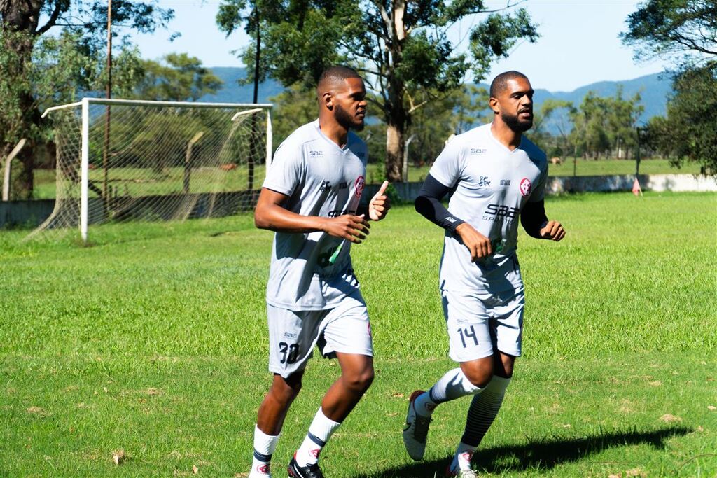 Dois zagueiros e um goleiro se apresentam no Inter-SM