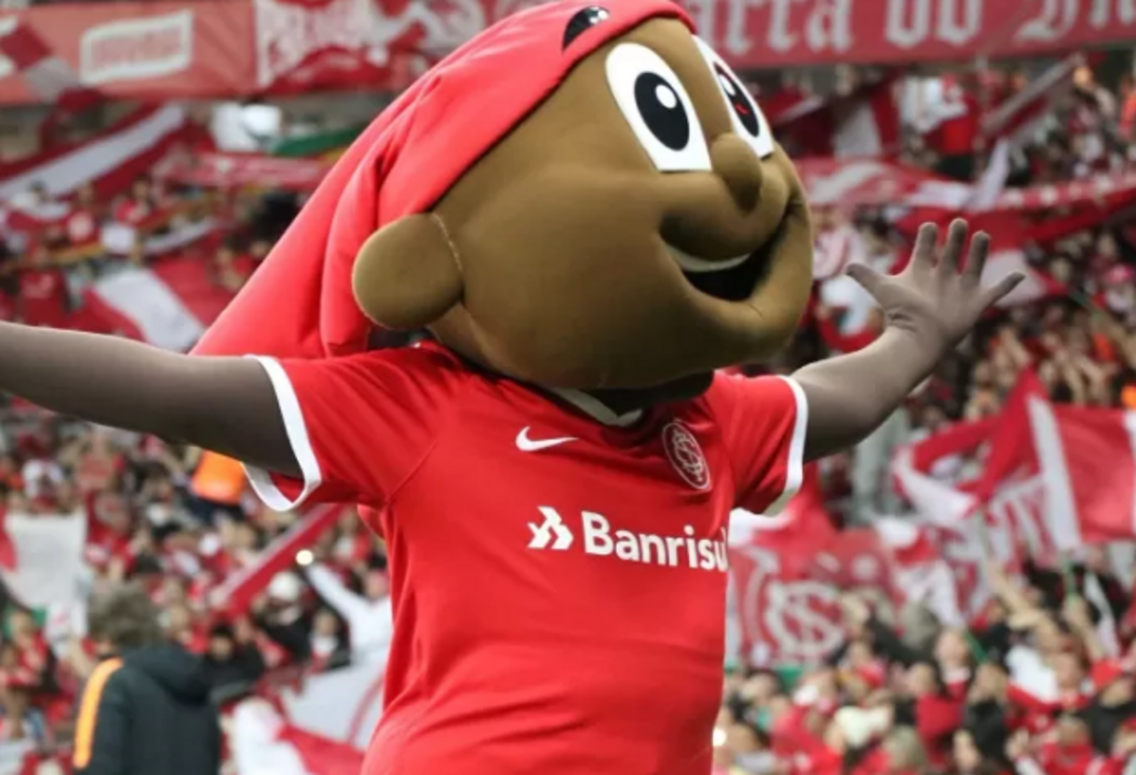 Pela segunda vez, mascote do Inter é acusado de importunação sexual durante Gre-Nal, no Beira-Rio
