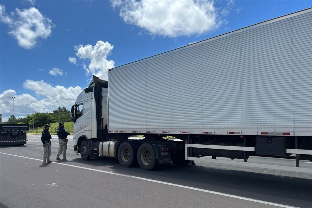 Foto: PRF - O ARLA 32 é um produto de uso obrigatório, destinado a reduzir a emissão de gases poluentes liberados por motores diesel fabricados a partir de 2012
