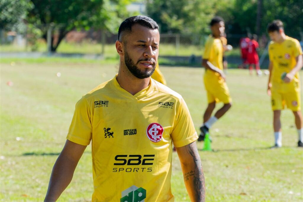 Novo jogador se apresenta ao Inter-SM, e técnico confirma amistoso