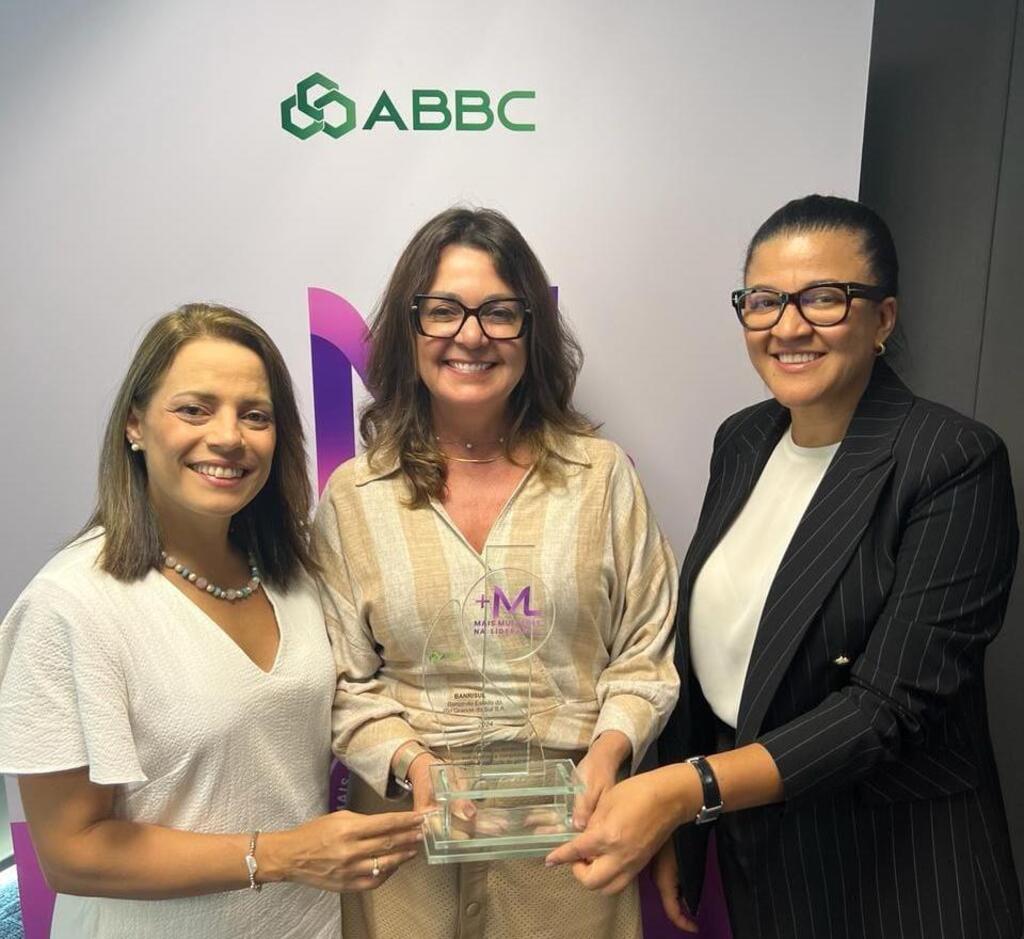 Foto: Divulgação - Diretoras Elizabete Tavares (centro) e Adriana Celestino (à direita) recebem reconhecimento.