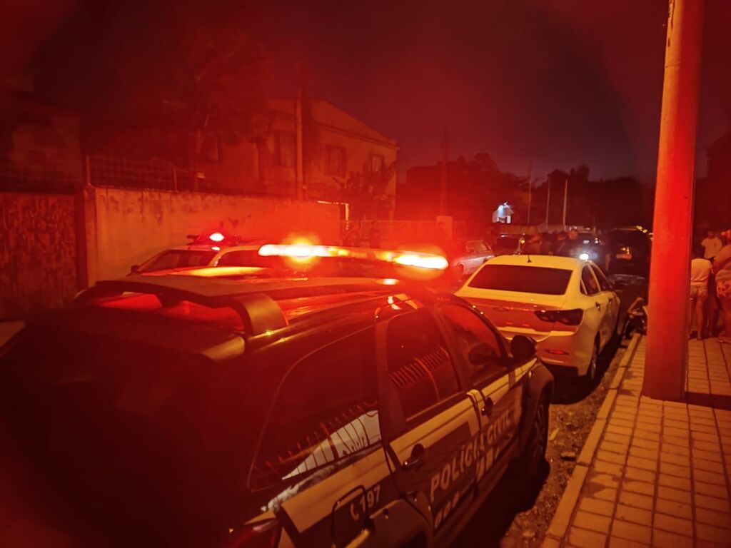 título imagem Jovem de 20 anos é encontrado morto por disparos de arma dentro de casa em Santa Maria