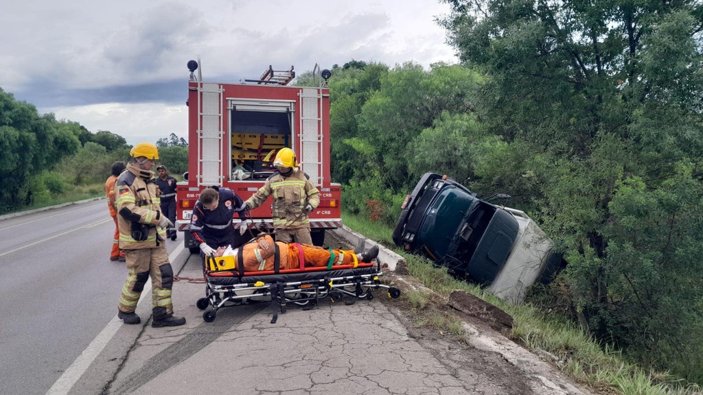 Homem morre após caminhão que transportava trabalhadores tombar em rodovia da região