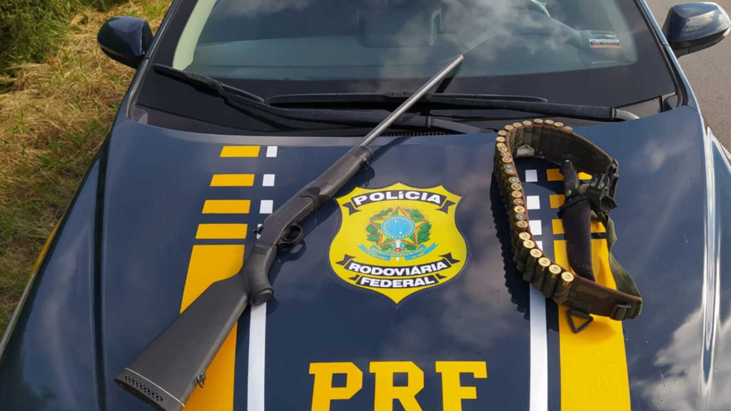 título imagem Homem é preso por porte ilegal de arma e crime ambiental em rodovia da região