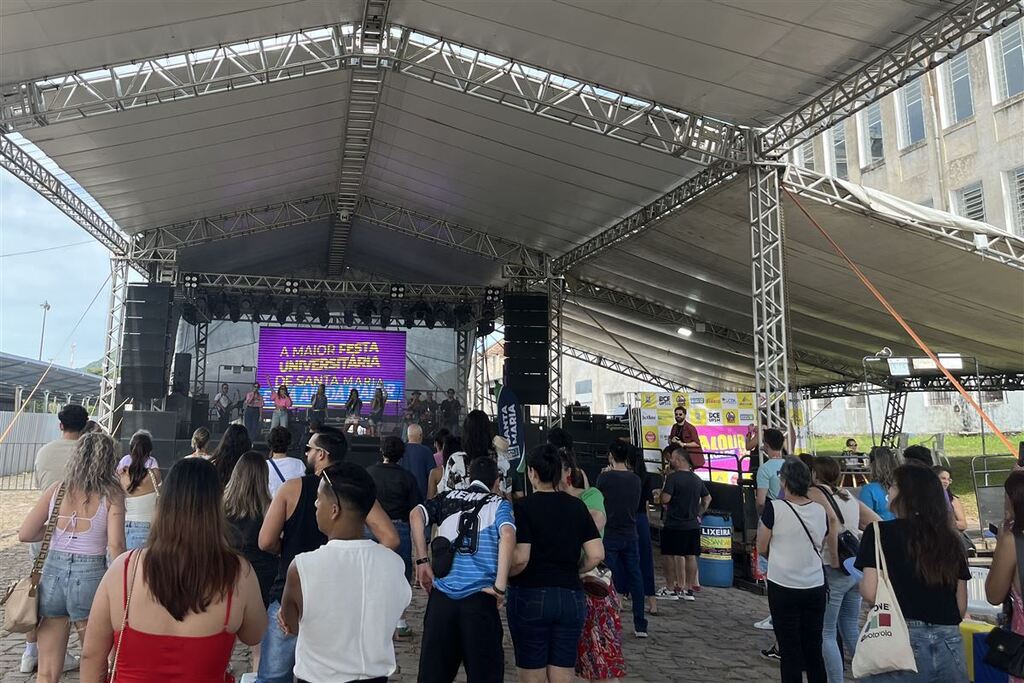 título imagem ‘Professorada’, serviços de saúde e muita música: veja como foi o segundo dia da Calourada 2024