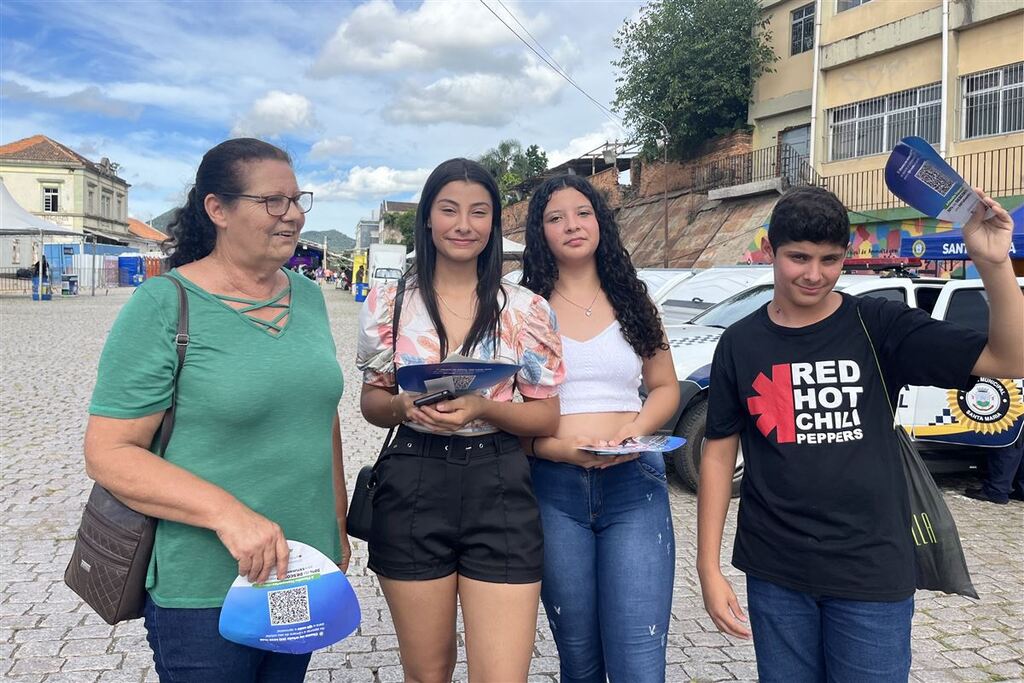 Galeria de imagens: Fátima Doyle (à esq.) levou os netos Karen, Hester e Emerson no evento. Ele se orgulha de Karen, que conquistou uma vaga no curso de Administração da UFSM