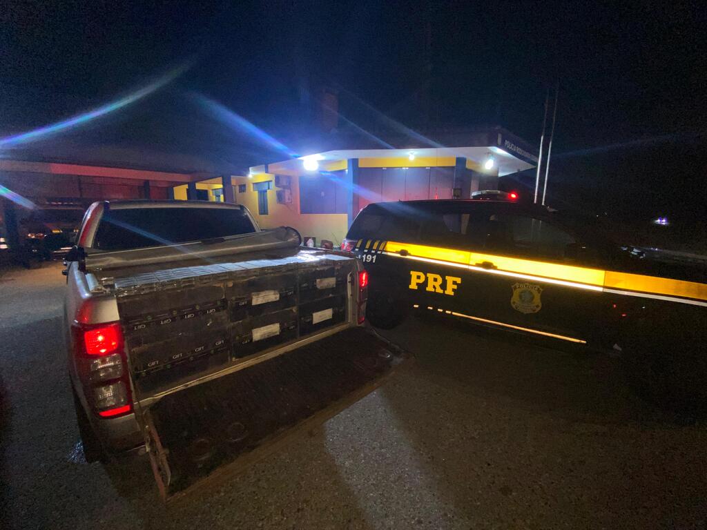 Três pessoas são presas com 21 mil maços de cigarros em caminhonete roubada com placas clonadas de Santa Maria