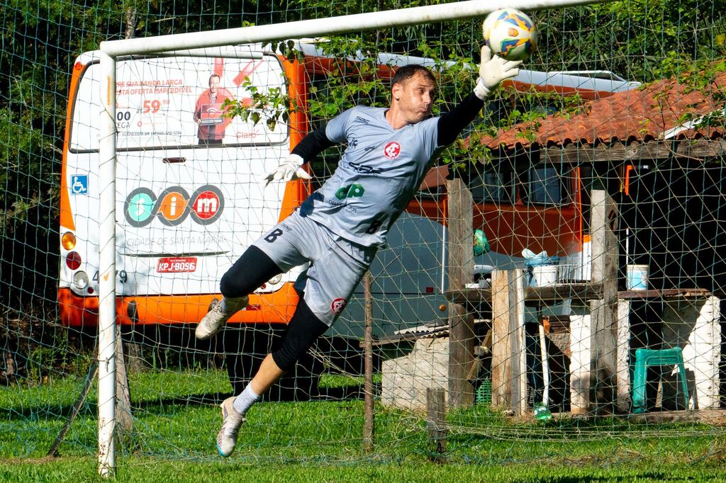 Goleiro Alexandre Villa se apresenta no Inter-SM