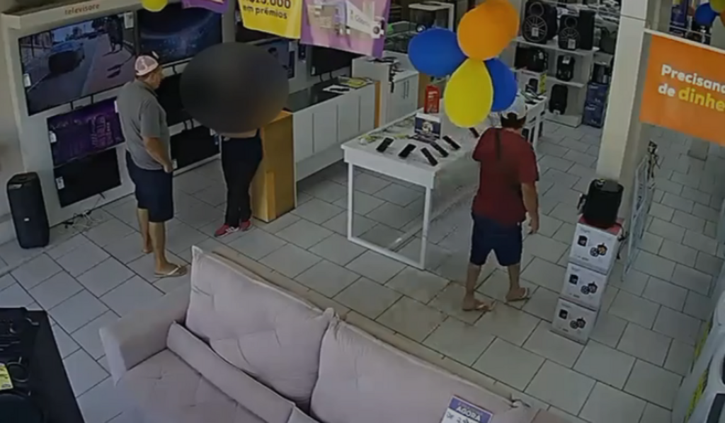 Homens se passam por clientes e furtam celulares de loja de cidade da região