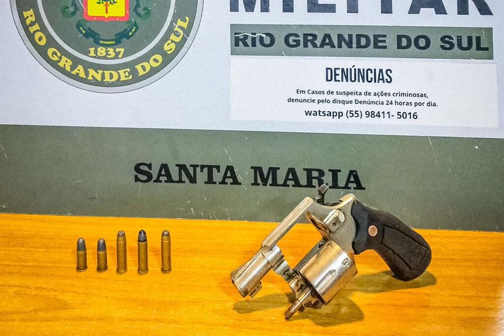 título imagem Homem é preso em Santa Maria após arremessar revólver para dentro de terreno ao avistar a polícia