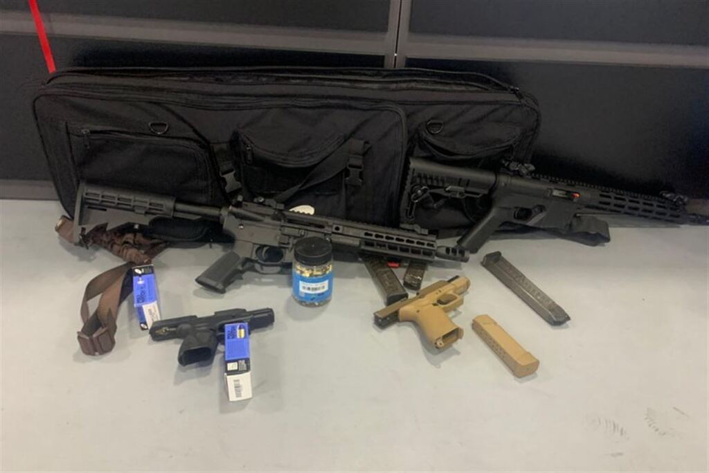 Galeria de imagens: Armas, dinheiro, joias, relógios, veículos e drogas foram apreendidos pela polícia
