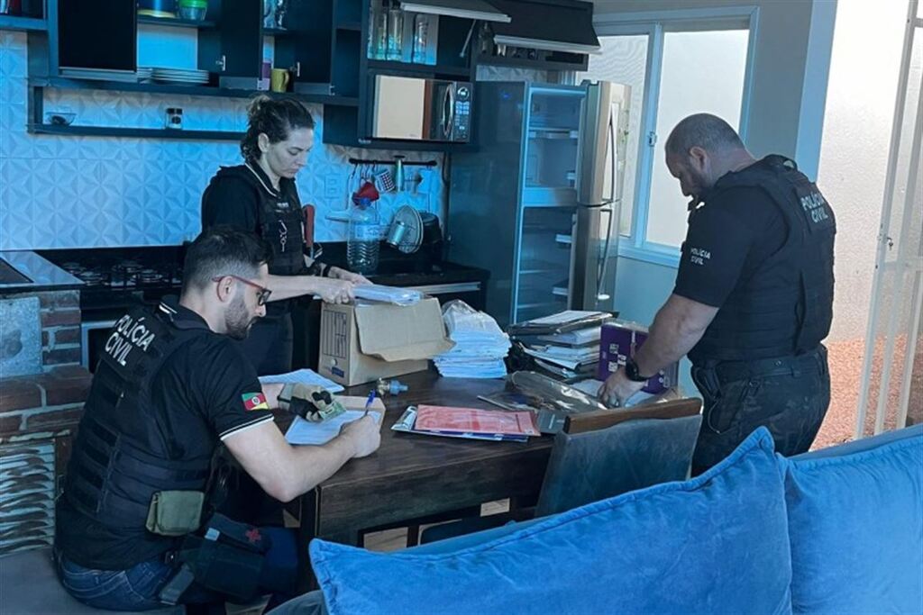 Galeria de imagens: Armas, dinheiro, joias, relógios, veículos e drogas foram apreendidos pela polícia