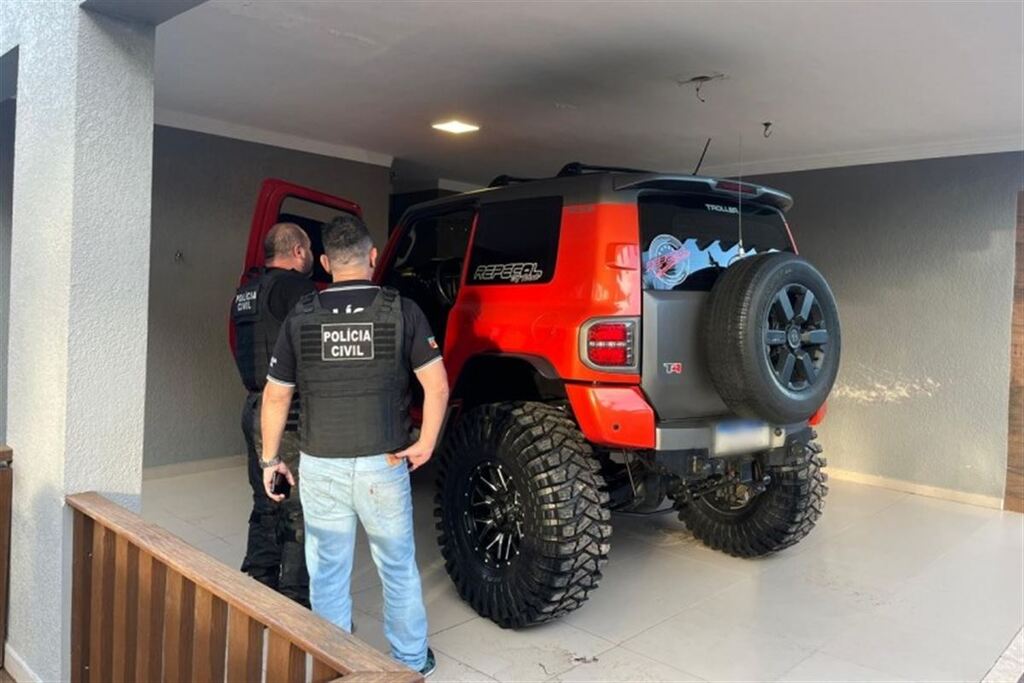 Galeria de imagens: Armas, dinheiro, joias, relógios, veículos e drogas foram apreendidos pela polícia