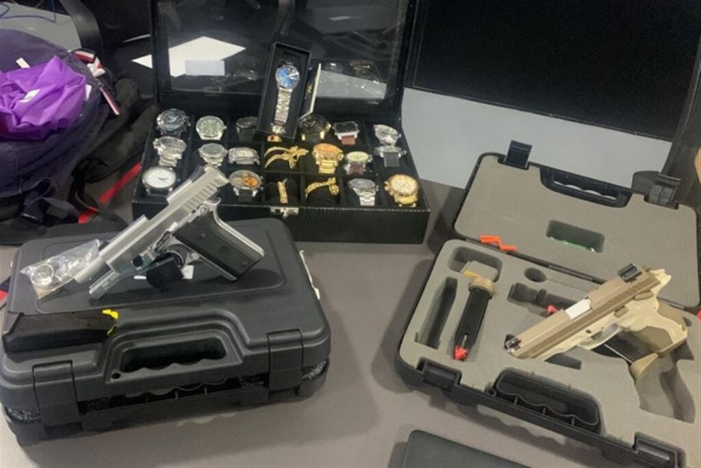 Galeria de imagens: Armas, dinheiro, joias, relógios, veículos e drogas foram apreendidos pela polícia