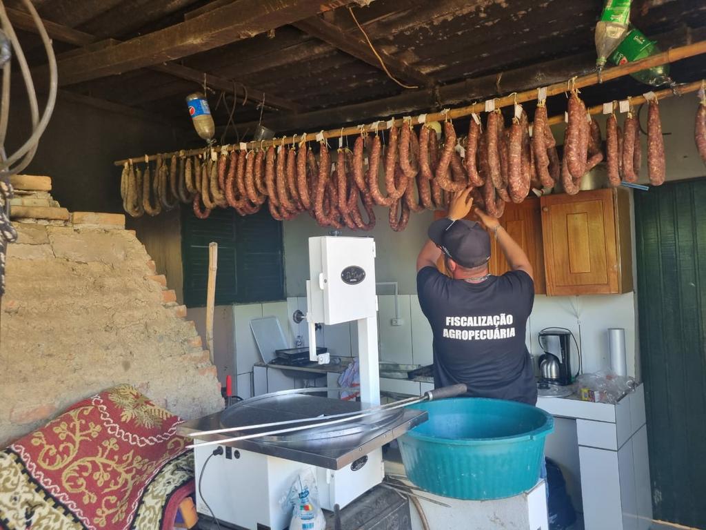 título imagem Larvas vivas e ratos em decomposição: mais de uma tonelada de alimentos é apreendida em estabelecimentos de cidade da região