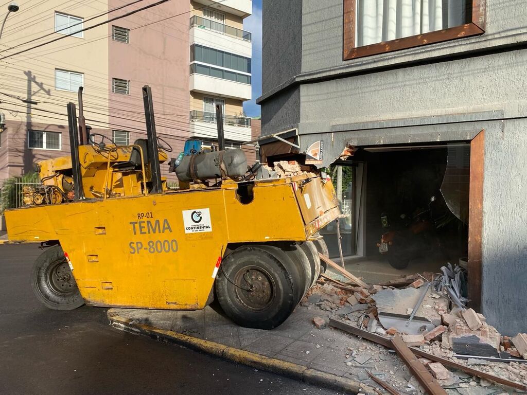 Rolo-compressor sobe a calçada e destrói porta de loja em Santa Maria