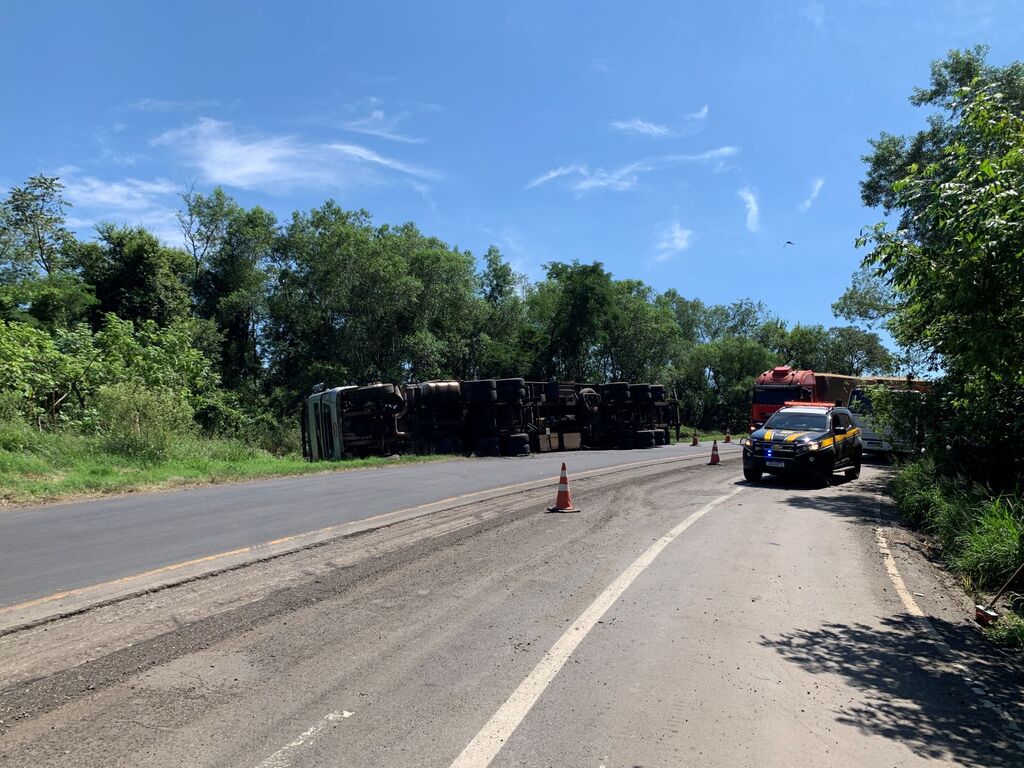 Carreta tomba na BR-158 e deixa o trânsito lento entre Santa Maria e Itaara