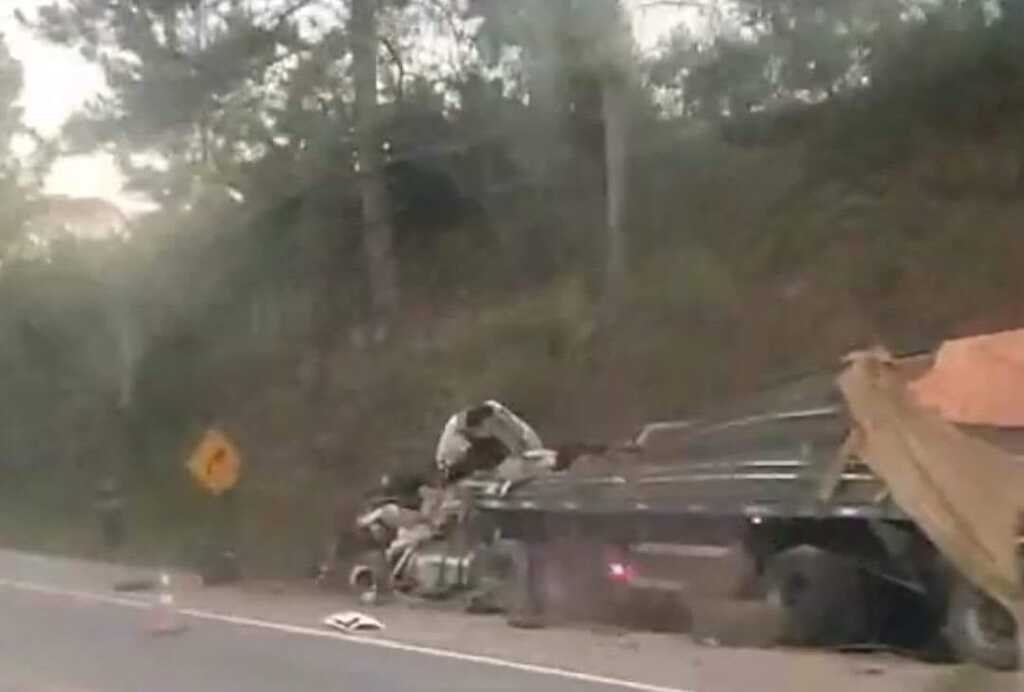título imagem Colisão entre caminhões na BR-392 causa a morte de caminhoneiro natural de cidade da região