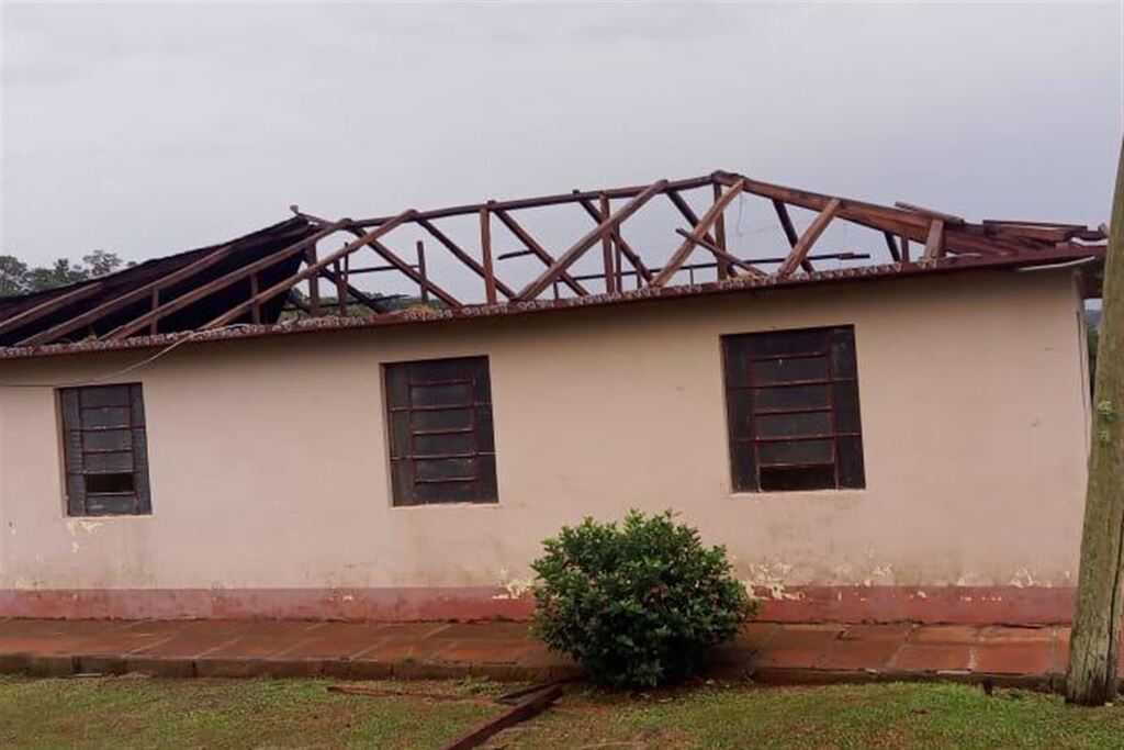 título imagem Fortes chuvas causam destelhamento de casas e alagamentos em cidades da região