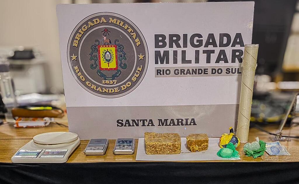 Após denúncia anônima, crianças são encontradas sozinhas dentro de apartamento em Santa Maria; drogas foram apreendidas no local