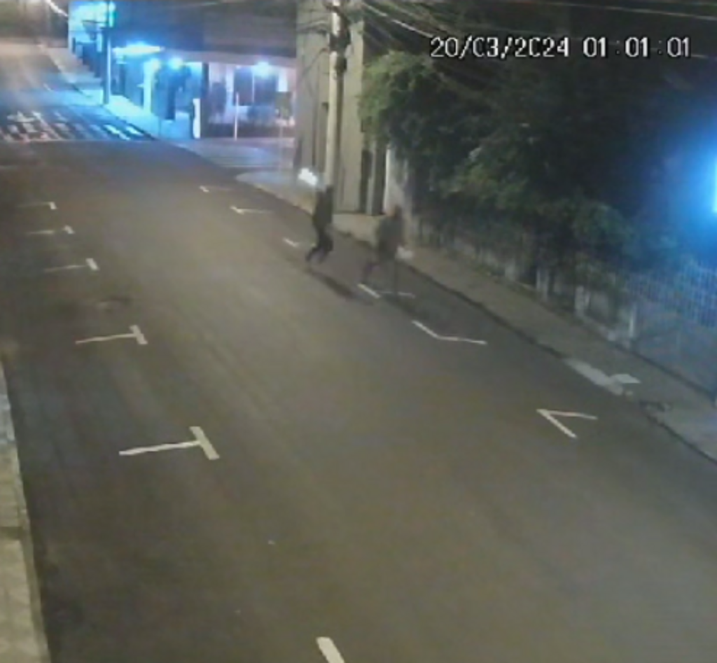 título imagem Prédio no Centro de Santa Maria é alvo de ataque a tiros e tentativa de incêndio durante a madrugada