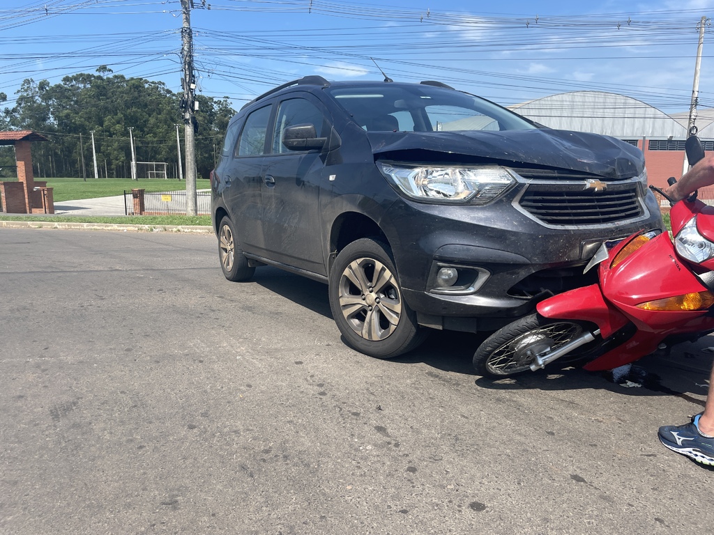 Motociclista é socorrida após acidente com carro na RSC-287, no acesso a Pains