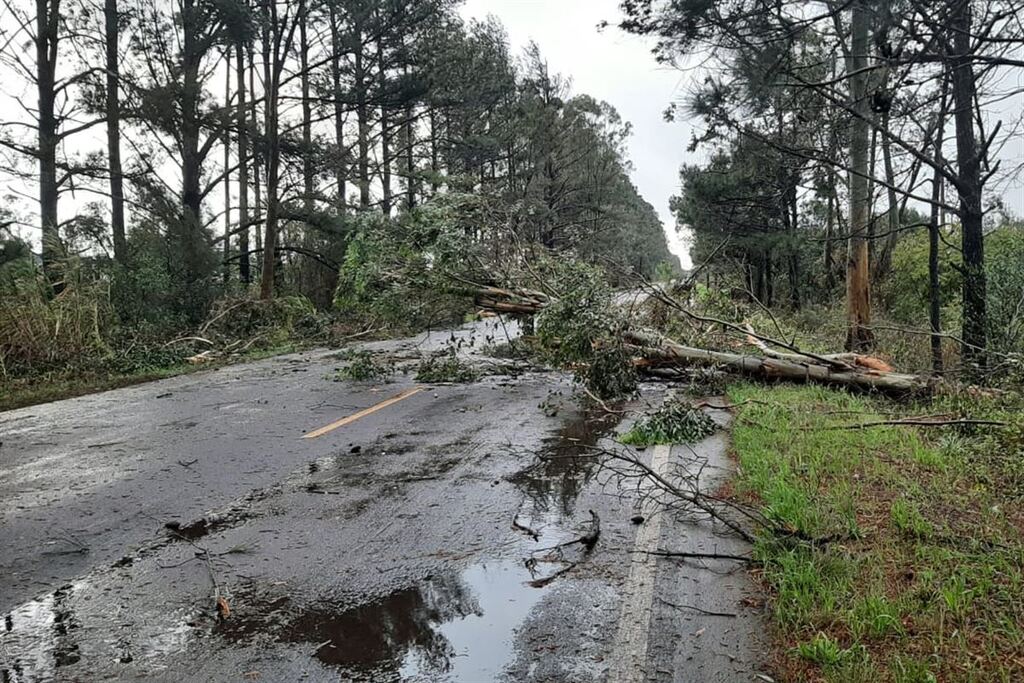 Temporal provoca bloqueios em rodovias federais e estaduais no Rio Grande do Sul