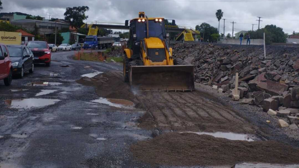 Equipes do Dnit trabalham de maneira emergencial para melhorar o tráfego na BR-287, na região do Bairro Urlândia