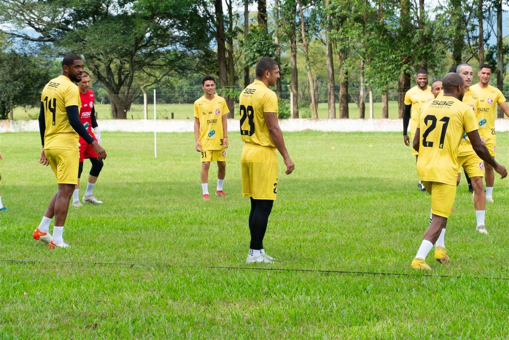 título imagem Inter-SM disputa jogo-treino com o Sindicato dos Atletas nesta sexta-feira
