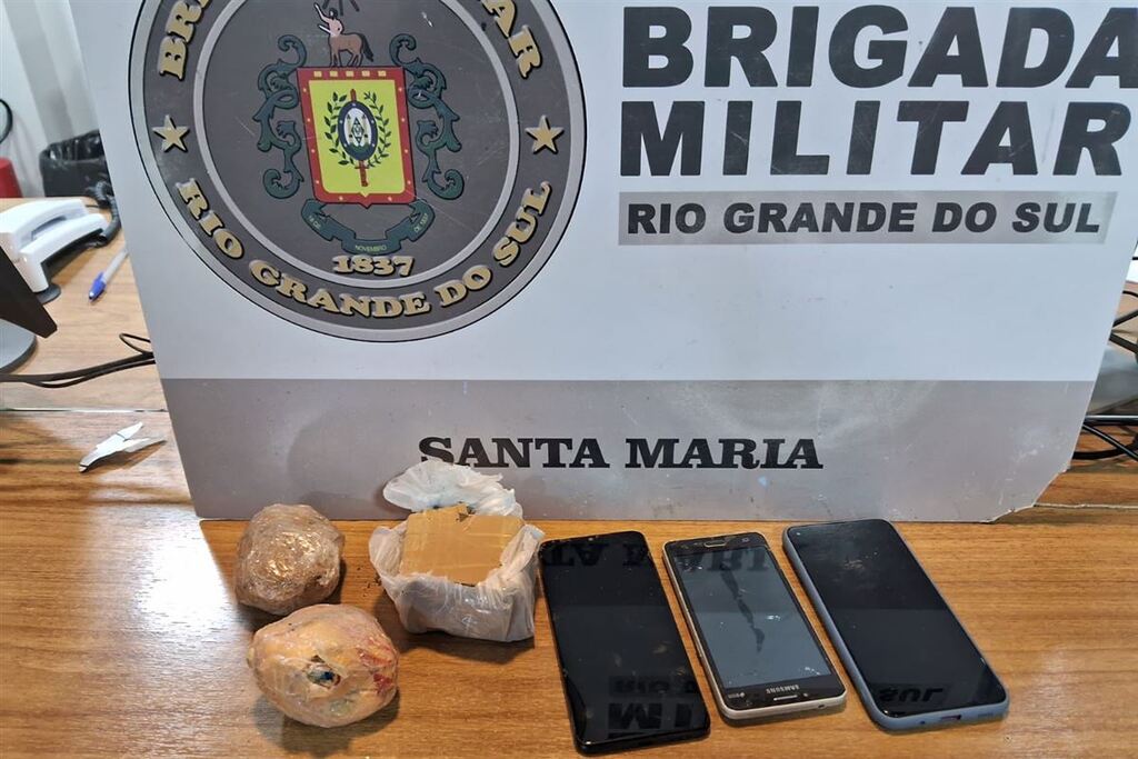 título imagem Homem é preso após tentativa de arremesso de drogas em penitenciária de Santa Maria